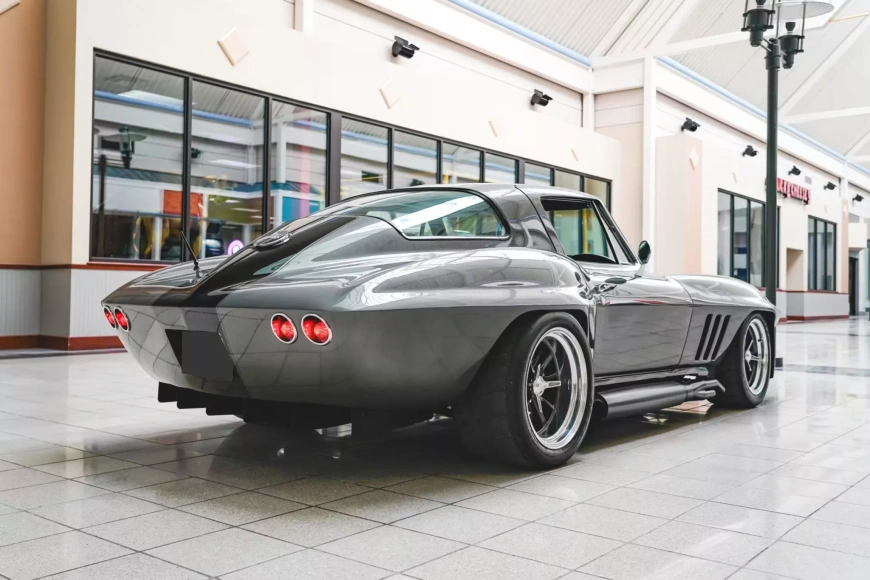 Corvette-C2-custom-Mecum-00003-2048x1366.webp